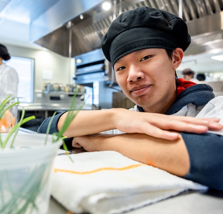Student in the kitchen lab