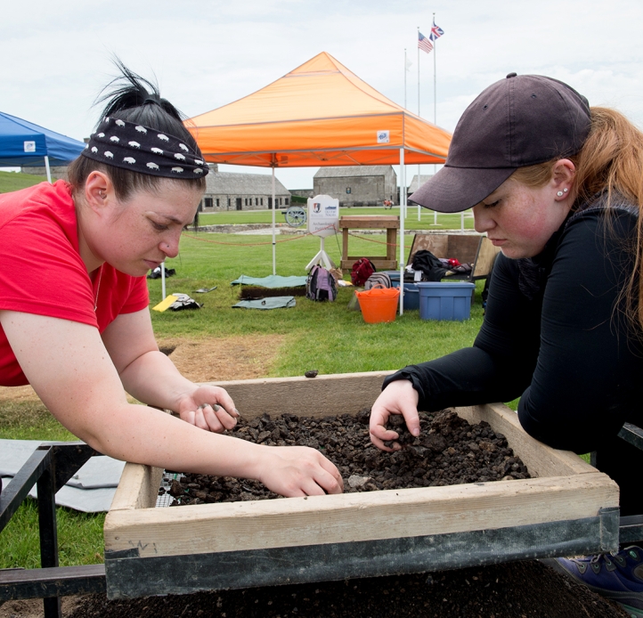 Students sorting soil at Fort Niagara
